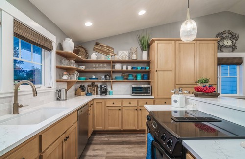Manzanita House | Two King Suites, Ocean Views & Upscale Touches in Downtown Manzanita