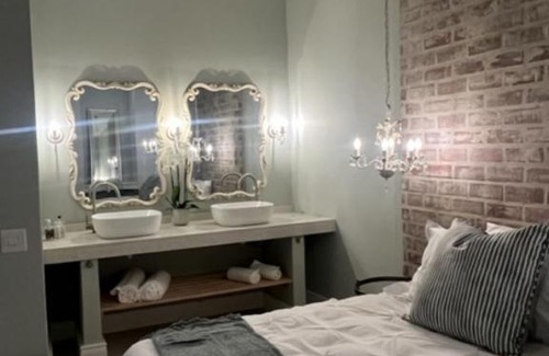 Rondebosch House | Two on Milner - ARUM COTTAGE - Stylish open-plan Guesthouse in Rondebosch