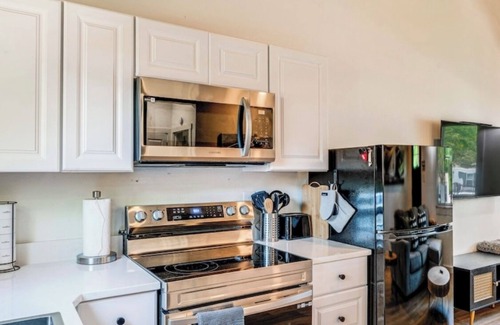 Mead Cabin | TWO PEAKS-South: New Cozy Cabin-Vaulted Wood Ceiling-Near Lake Texoma & Casinos.