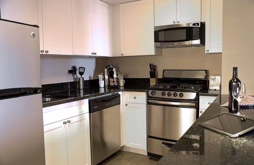 Logan Square House | Two Relaxing Suite w/Kitchen | Perfect for Family Stays – Pet Friendly