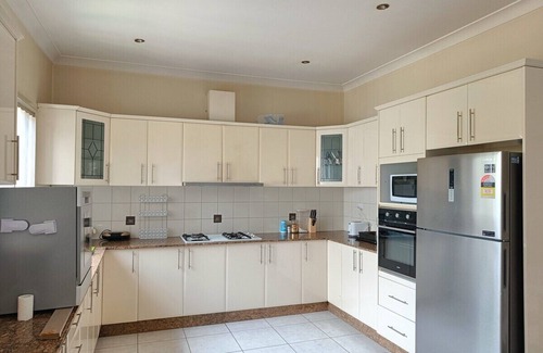 Guildford House | Two Single Beds with Balcony | Bath tub (SHARED ACCOMODATION)