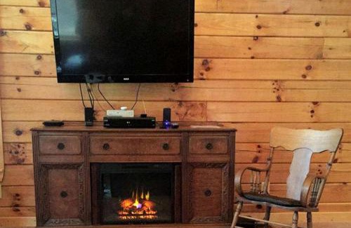 Steelville House | Two-Story Log Cabin Rental with a Hot Tub near Upper Meramec River, Missouri