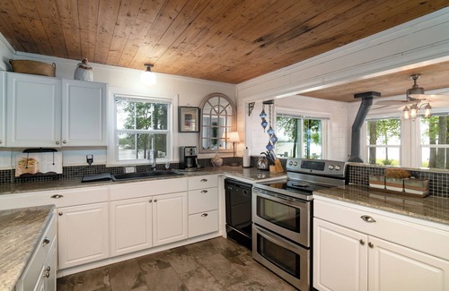 Berryville House | Two Waterfront cottages for the price of one! Porch living area off main house !