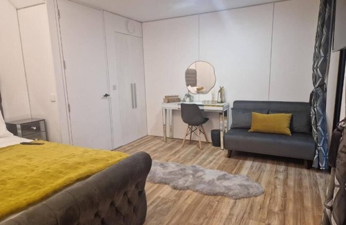 Cowbridge Cabin | Ty Branwen Lodge
