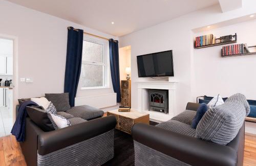 Glynneath House | Ty Gwladus a Einion by Wales Escapes