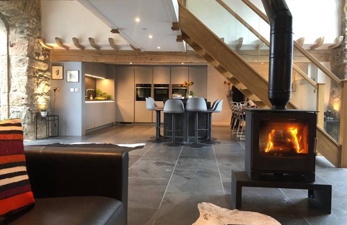 Llanddaniel Fab Cottage | Ty Meryl - a dog that sleeps 7 guests in 3 bedrooms