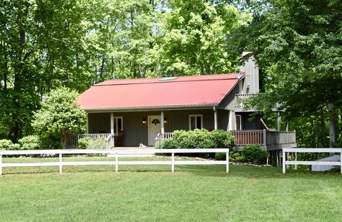 Arden Cabin | Tŷ Nant Cottage: Relax & have a great adventure. Pet Friendly, River Access