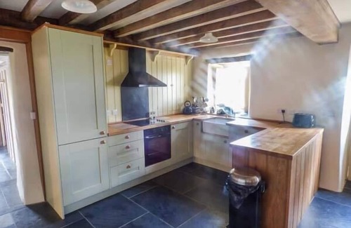 Llanelltyd Cottage | TYN LLWYN, pet friendly, character holiday cottage in Llanelltyd