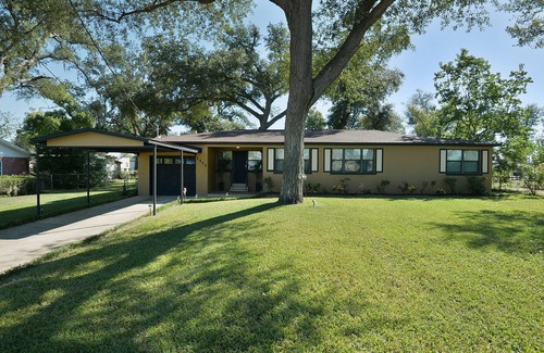 Parker House | Tyndall Rest & Tranquility - Luxury All-Inclusive 2 Bedroom with Full Office!