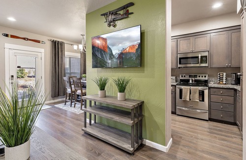Medford House | U2 - Peloton Bike - 2 Kings - Work Here - 1G Wi-Fi - Stunning Aviation Theme!