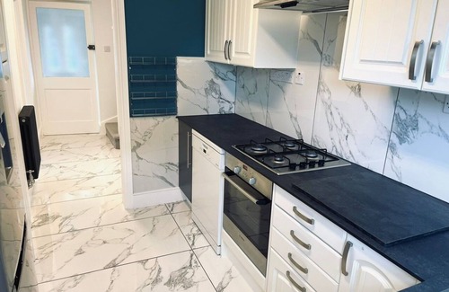 Harlow House | UK Spacious accommodation for up to five guests in a single home.