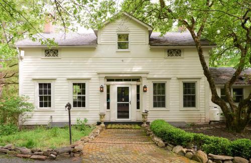 Pine Bush House | Ulster County Farmhouse Near Waterfalls and Winery!