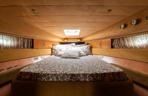 Bari City Centre Boat Rental | "ULTIMA" love boat