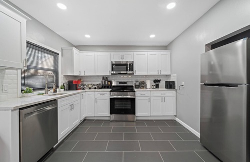 Constable Hook House | Ultimate Bayonne Escape: 6Bed/4Bath, Gameroom, Sleeps 39, few min to train