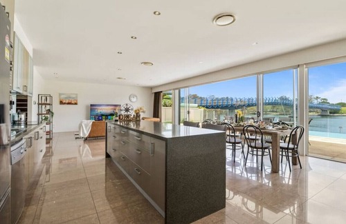 Surfers Paradise House | Ultimate Family Vacation Haven in GC w/Pool