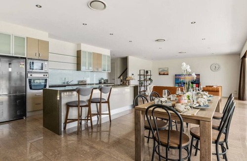 Surfers Paradise House | Ultimate Family Vacation Haven in GC w/Pool