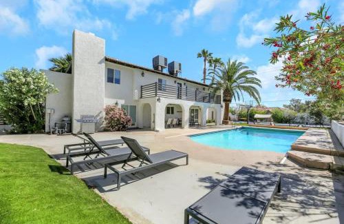Las Vegas Villa | Ultimate Family Getaway Pickleball Heated Pool
