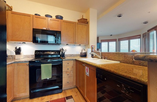 Mammoth Lakes Condo | Ultimate Summer Get-A-Way. Unbeatable Views, Private Laundry, Near Trails