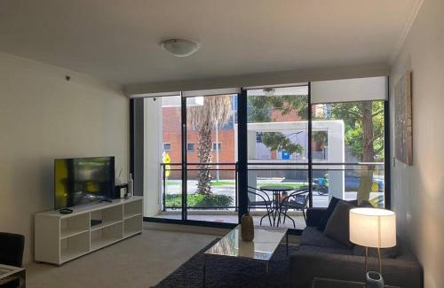 St. Leonards Apartment | Ultra Convenient St Leonards Apartment HER09008