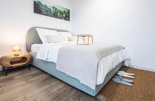 Ostend Apartment | Umquam Frankfurt l Modern Studio and good located King Bed Balcony