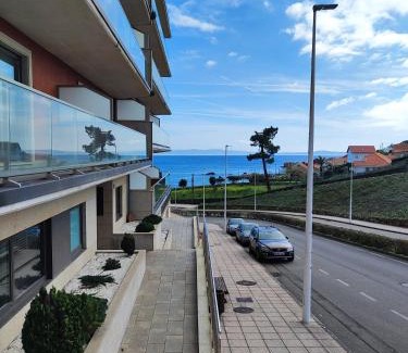 Dean Pequeno Apartment | Un rincón con vistas a la Ría, playa y parking.