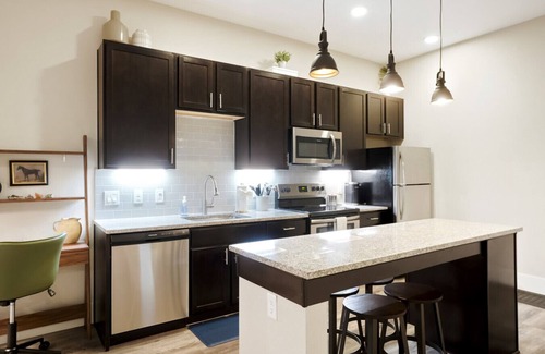Golden Condo | Unbeatable Location Golden Condo - Walk Everywhere