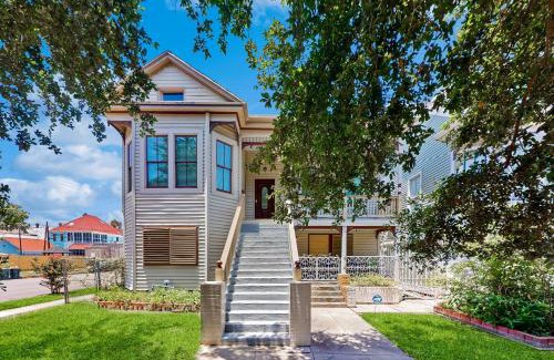 San Jacinto Apartment | Under the Avenue