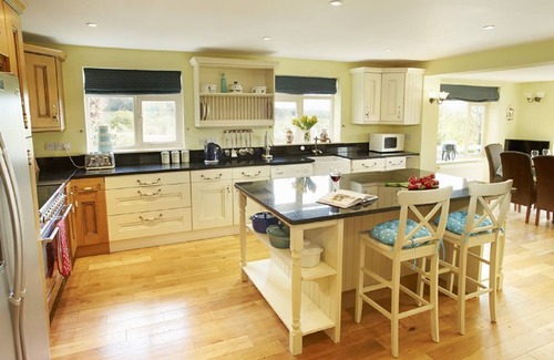 East Knoyle House | Underwood House, sleeps 12 within easy reach of Bath, offers spacious comfortable accommodation.