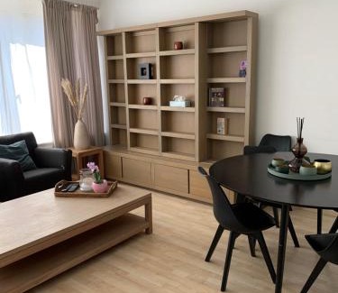 Sint-Pieters-Woluwe Apartment | Une belle étage à Stockel with charming patio