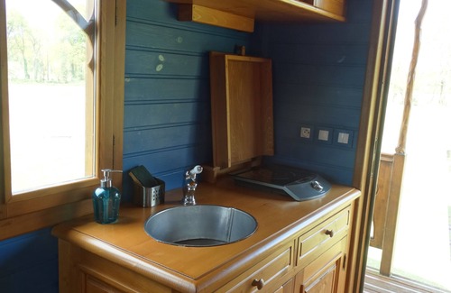 Sulniac Bed & Breakfast | Une roulotte et des chevaux
