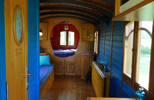 Sulniac Bed & Breakfast | Une roulotte et des chevaux