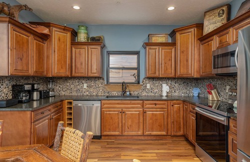Branson Cabin | Unforgettable 10 Bedroom Lakefront Lodge