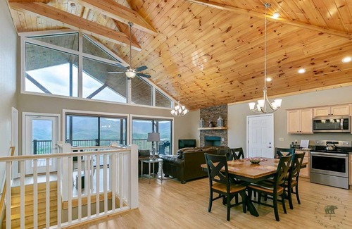 Chalet Village North Cabin | unhindered view ◊ hot tub ◊ pool table ◊ theater ◊ free Dollywood tkt (Mtn View)