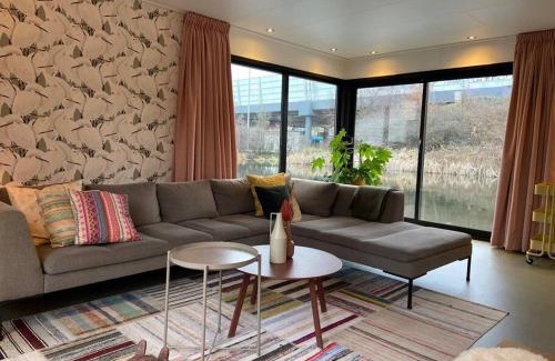 Noord Apartment | Unieke woonark met privétuin en free parking.
