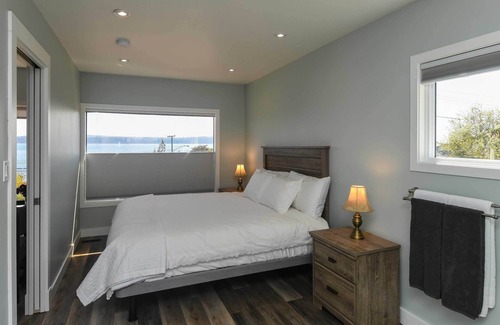 Union Bay House | Union Bay Retreat w/Patio + Views - Walk to Ocean!