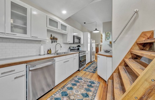 Pilot Point Apartment | Unique 2-bedroom loft with AC, WiFi in historic building in Pilot Point Square