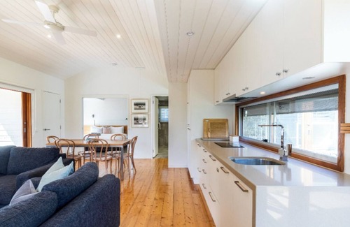 Barwon Heads House | Unique 2 bedroom riverside Boathouse in central Barwon Heads