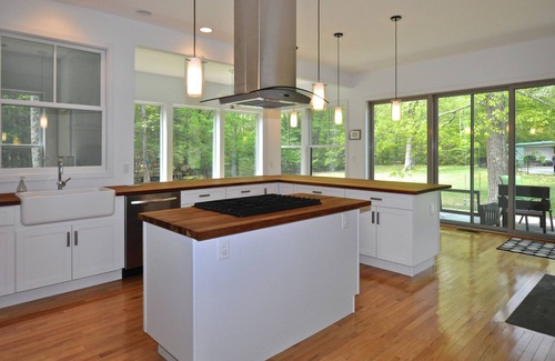 Saugerties House | UNIQUE 36 ACR Waterfalls, Steam Shower, BIG Sandbox, Pool Table HOT TUB, POOL