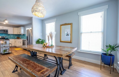 Dawson House | Unique, Artsy Bungalow, Walk to South Congress. Pet Friendly!