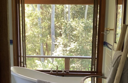 Lorne House | Unique, boutique, country-style accommodation.