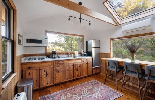 Clifford Cabin | Unique Cabin | Quaint, Modern, Cozy | Near LYH