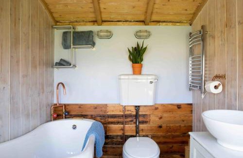Birdham House | Unique & Comfy Remodelled Railway Carriage