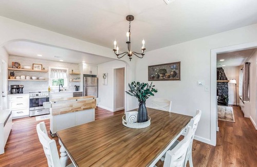 Honey Brook House | Unique Cottage + King Bed + Kids toy room