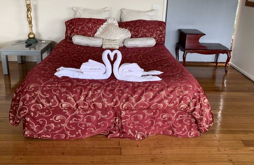 Macclesfield House | Unique farmstay with a balcony and garden views