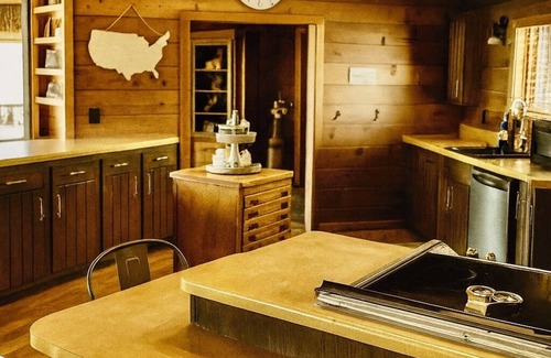 Buffalo Ridge House | Unique Home Where The Buffalo Roam! Perfect for Families, Reunions. Hunters.