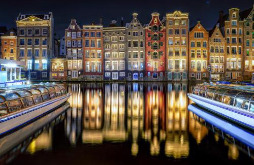 Nieuwmarkt en Lastage Boat Rental | Unique Hotelboat botel Lena Maria
