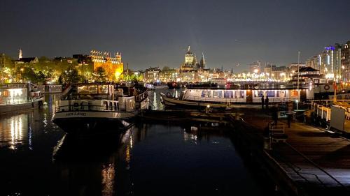 Nieuwmarkt en Lastage Boat Rental | Unique Hotelboat botel Lena Maria