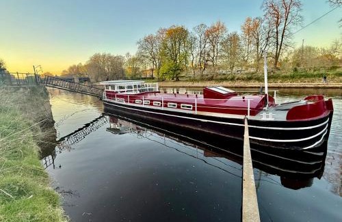 York Boat Rental | Unique Houseboat Experience I Central City Break