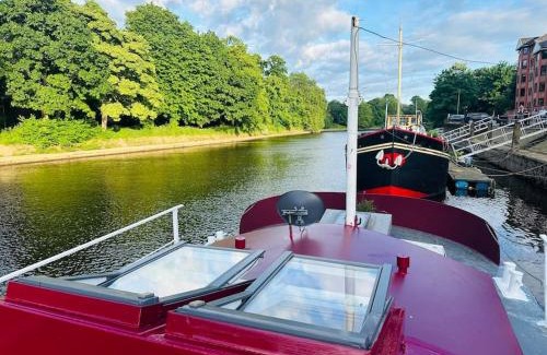 York Boat Rental | Unique Houseboat Experience I Central City Break