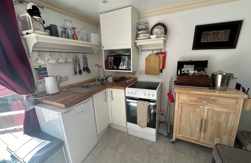 Larkhall Cabin | Unique Lodge in Orchard for Couples With hot tub on Request to Allow Preparation